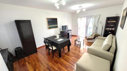 Centrico y muy completo departamento