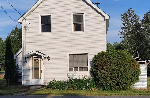 Century home, steps to beach, close to atv trails and algonquin park