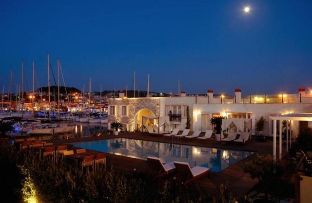 Cesme Marina Konukevi