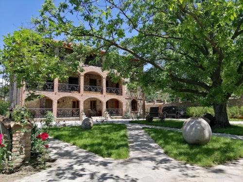 Château Fort de Manavi, Boutique Hotel