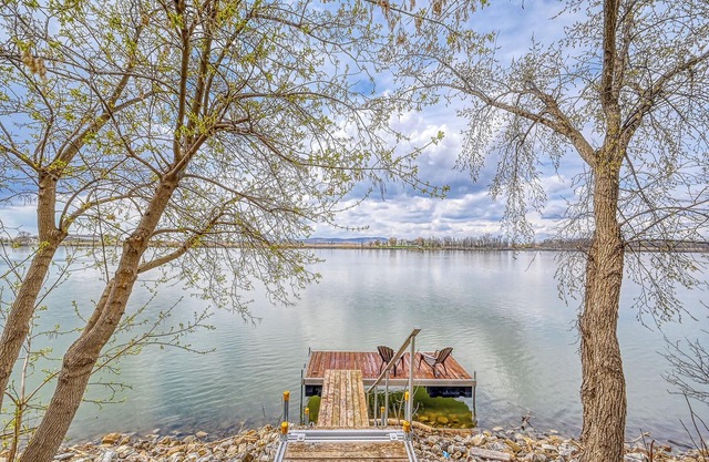 Chalet Sunset by the Richelieu River : Waterfront Views, Tranquility & Comfort