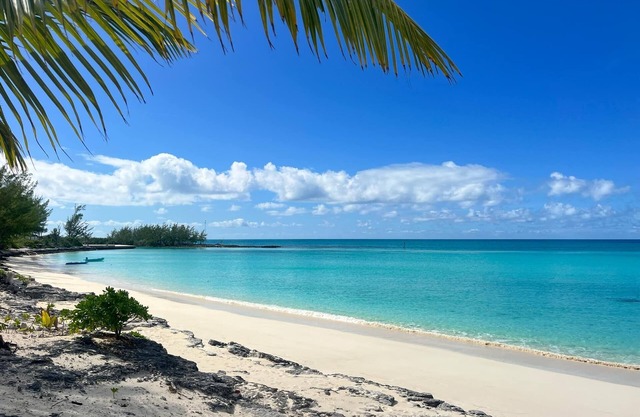 Charming 4-bedroom beach house with AC, WiFi in lovely Benett's Harbour.
