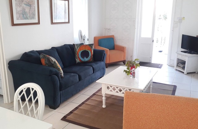 Chadville Beach House Sleeps 1-4 / WiFi / On Beach / B'fast Basket / Water Incl