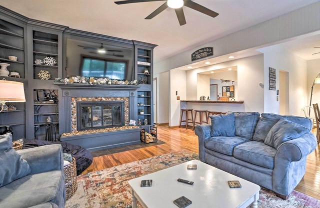 Chain of Lakes Escape with Hot Tub & River Access!