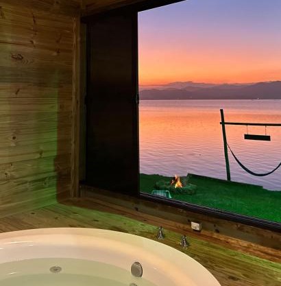 Chalé na beira da lagoa com vista