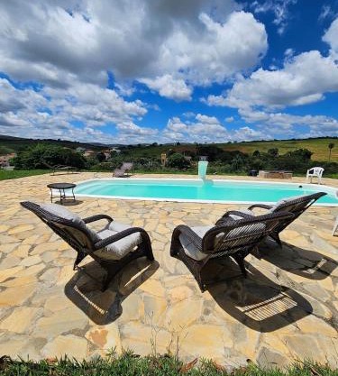 Chalés Vila Carrancas - Ao lado do centro com piscina, cozinha completa e muita tranquilidade