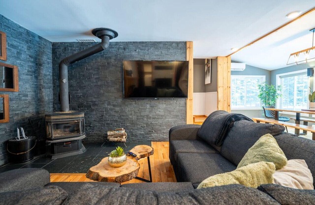 Chalet Synergie|Hot Tub | River & Kayaks |Sleeps 8