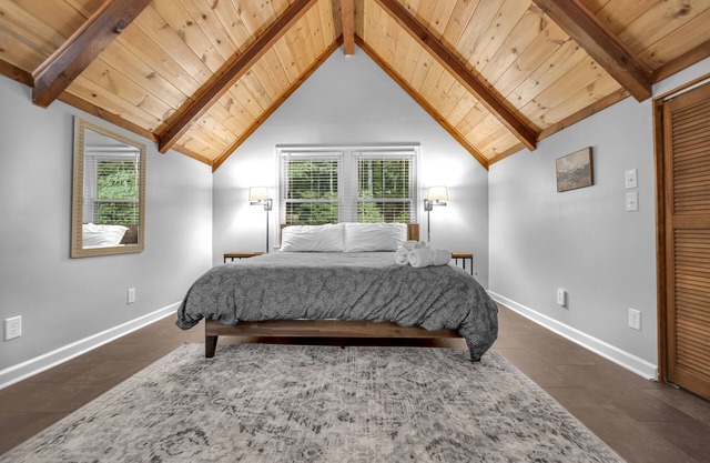 Chalet <1 mile from Beech ski resort with large back yard and spring feed creek