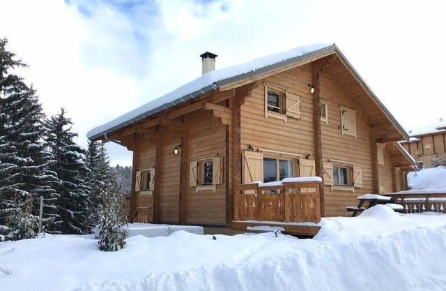 CHALET 110M2 + 3OM2 PISTA DE GARAJE 12-14 PERS WIFI