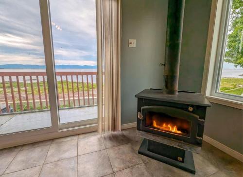 Chalet #13 Waterfront with Spa Fireplace Wifi & AC