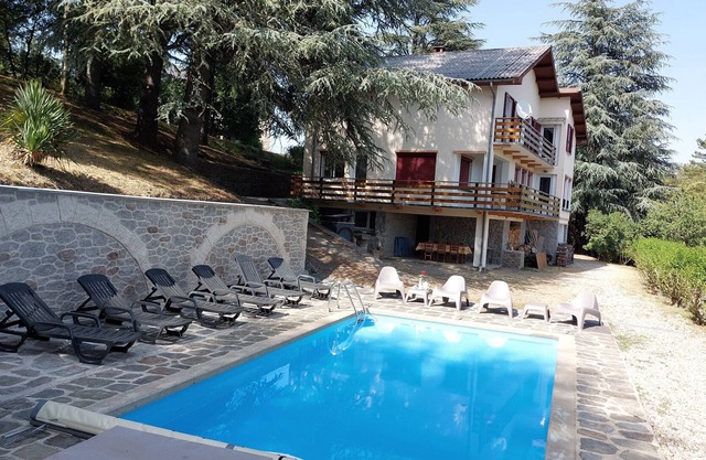 Chalet 14p with panoramic views of the valley and heated swimming pool