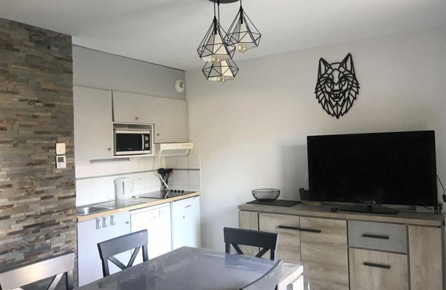 Chalet, 150m del centro estación, fitness, piscina, terraza, balcón, parking, tv, local para esquís