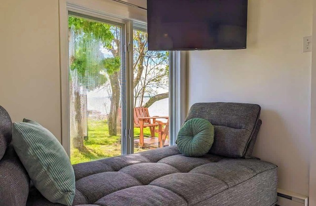 Chalet #2 Waterfront with Spa, Fireplace, Wifi & AC