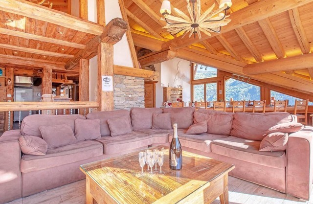 Chalet, 200m de los comercios, sauna, balcón, chimenea o estufa a leña, parking, tv