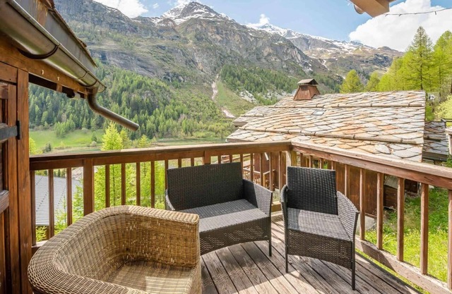 Chalet, 200m de los comercios, vista montaña, terraza, balcón, chimenea o estufa a leña, tv