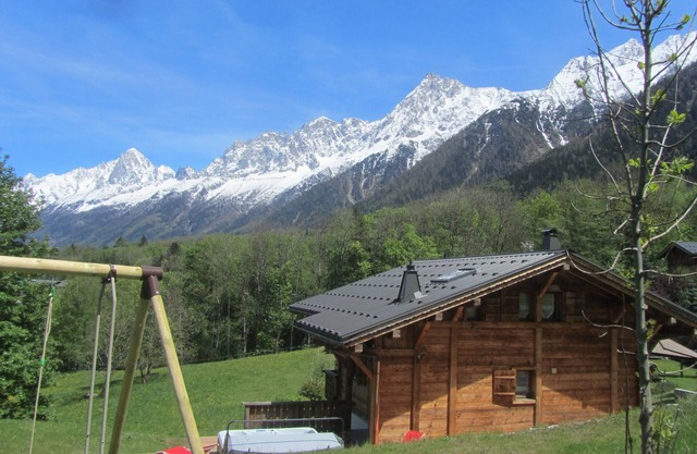 chalet 4*SPA TOUT CONFORT lit fait serviette de bain vue sur toute la chaine