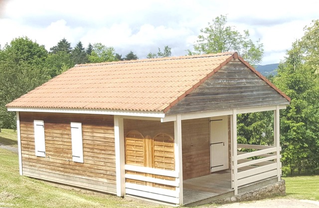 Chalet '6 Personnes Acacia price Weekend' with Mountain View, Shared Pool and Wi-Fi