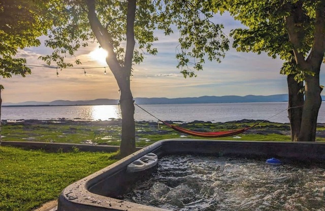 Chalet #7 Waterfront with Spa, Fireplace, Wifi & AC