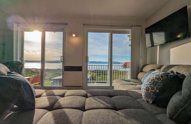 Chalet #8 Waterfront | Spa | Fireplace | Wifi | AC