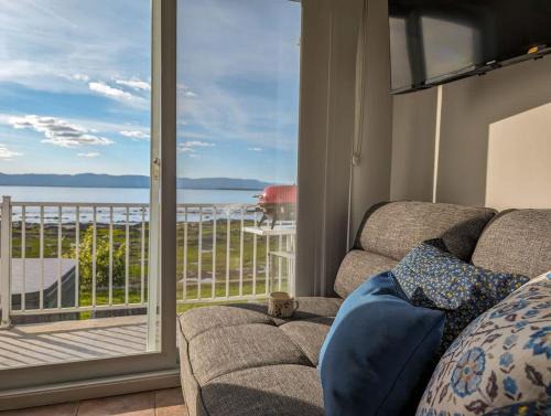Chalet #8 Waterfront with Spa, Fireplace, Wifi and AC