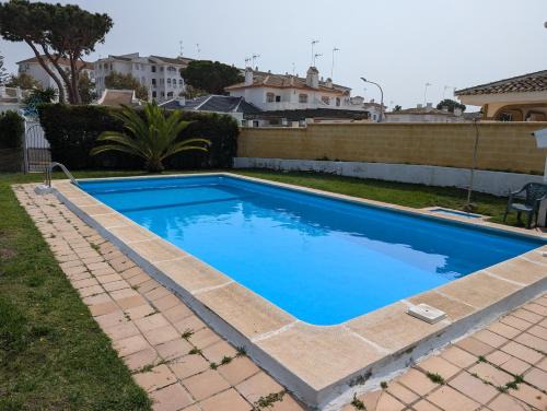 Chalet adosado en Matalascañas con piscina y chimenea, cerca de la playa