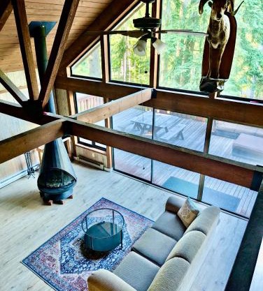 Chalet at Rainier Lodge (0.4 miles from the entrance)