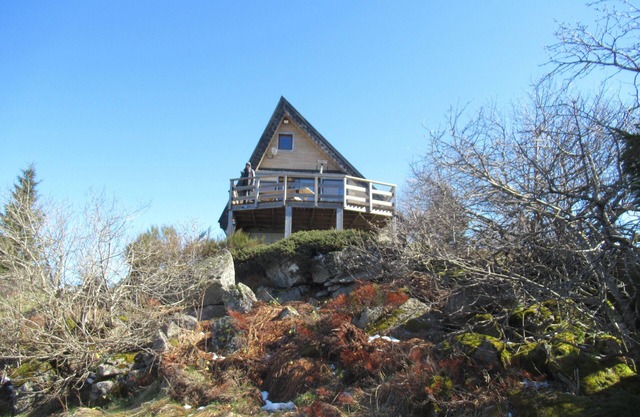 Chalet at the foot of the slopes with panoramic views of the Auvergne mountains
