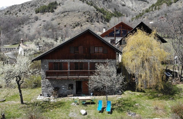 Chalet at the gateway to the Ecrins with extra mountain and garden views