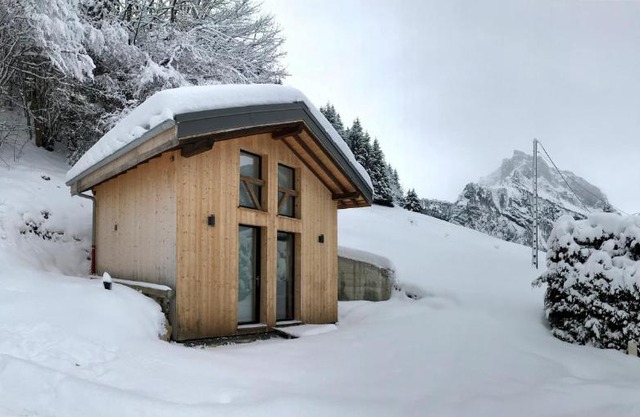Chalet* au pied d'une prairie face à la montagne