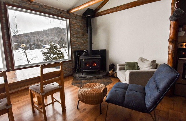 Chalet Avec Grand Terrain de 18 000pied Carré et Bord de L'eau