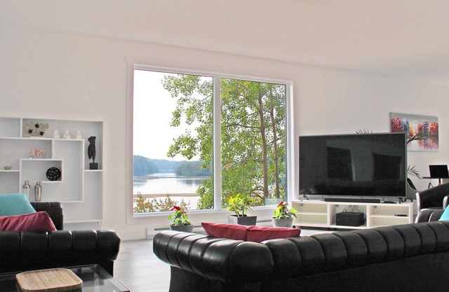 Chalet Avec Piscine Intérieure Face au St Maurice, Dans la Baie de Shawinigan