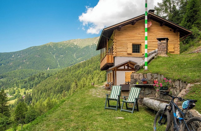 Chalet "Baita dei Minatori Val dei Mocheni" con vistas a la montaña, terraza privada y Wi-Fi