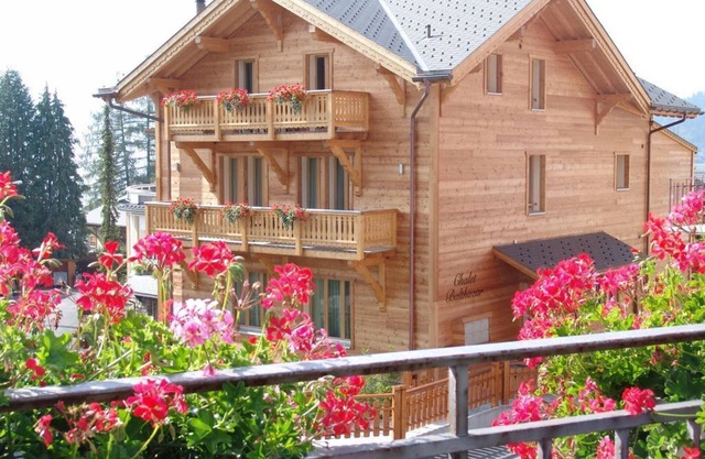 CHALET BALTHAZAR 4 - LUXURY APARTMENT, CENTRAL VILLARS 100 METRES FROM SKI TRAIN