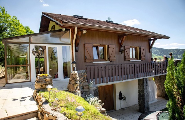 Chalet 'Bellevue Vue Exceptionnelle' con vistas a la montaña, terraza y jardín