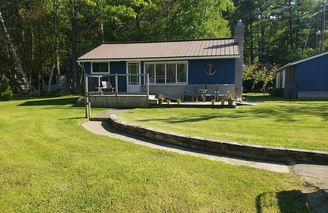 "Chalet Bleuet" -- Enjoy this cozy, 4 season cottage near Port Franks beach!