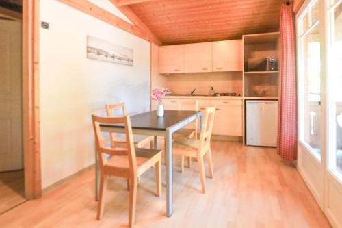 Chalet bois tout équipé 35 m2 2 chambres terrasse couverte place parking piscine collective 4 personnes