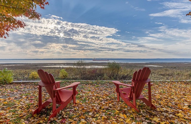 Chalet bord de l'eau avec plage à deux pas de la ville Québec!