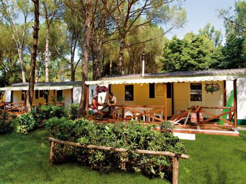 Chalet by the Sea & Shade