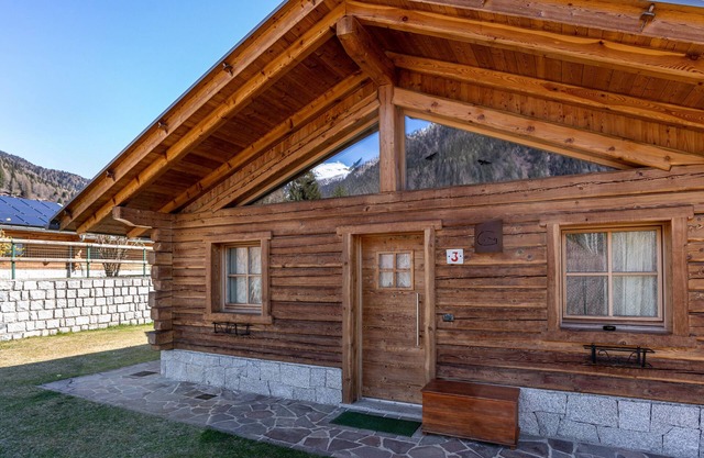 Chalet 'Camping Faè' con vistas a la montaña, terraza privada y Wi-Fi