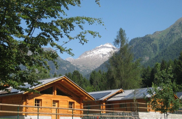 Chalet 'Camping Faè' con vistas a la montaña, terraza privada y Wi-Fi
