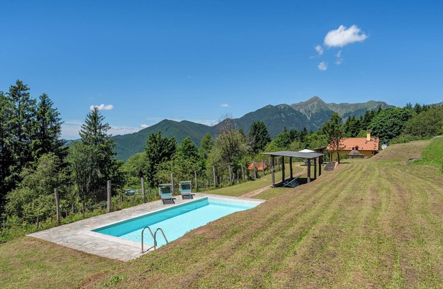 Chalet "Casa Albereta" con vistas a la montaña, piscina privada y terrazas privadas