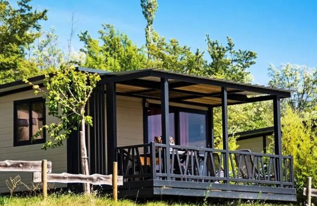 Chalet Comfort "Noumea" + CLIM 25m2 (Modell 1) - 2 Schlafzimmer + 12m2 überdachte Terrasse + TV 5 Personen