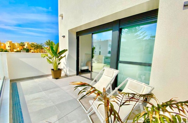 CHALET CON PISCINA PRIVADA EN LA URB. DE PUERTO REY