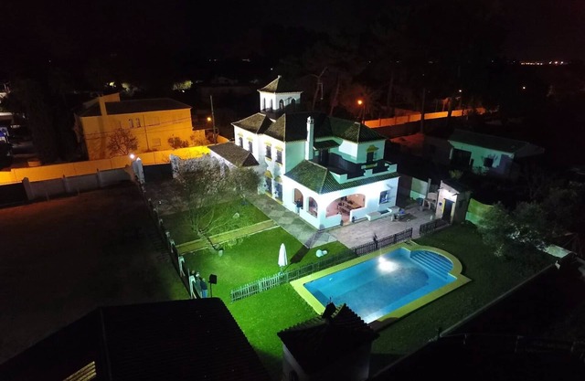 Chalet Cortijo ideal para familias o grupos con piscina a 15 minutos de Sevilla