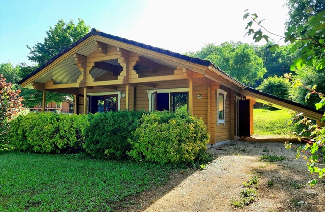 Chalet Dans un Village de Vacances au Coeur du Département du lot