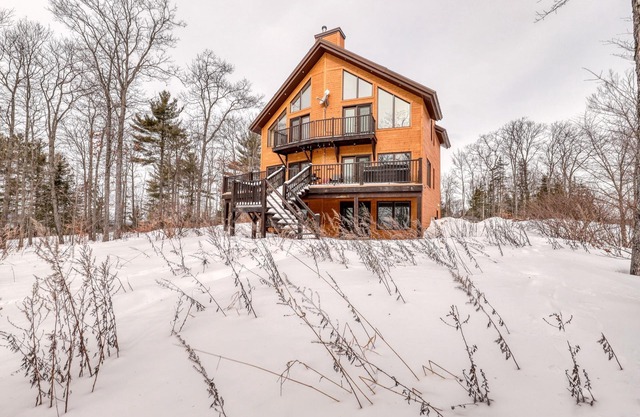 Chalet de l'Aube (cosy, very private chalet with beach access)