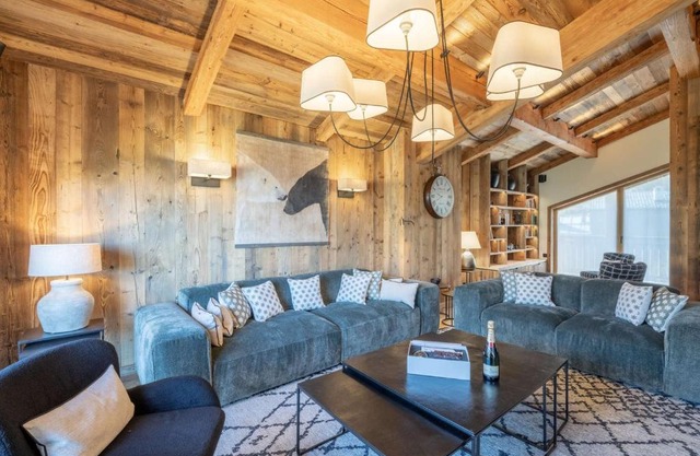 Chalet de luxe familial avec piscine et sauna, proche des pistes et commodités à Courchevel Le Praz - FR-1-568-37