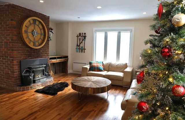 Chalet du Ruisseau Rawdon hot tub outside inside fireplace for up to 16 people