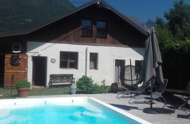 Chalet Fleur de Neige, at the foot of the Bauges massif, 5 minutes from Albertville!