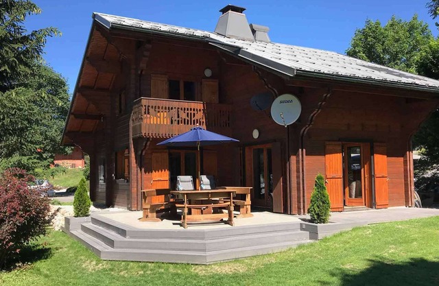 Chalet Louis FAMILY SKI CHALET Chalet de planta abierta de 4 dormitorios con capacidad para 9 personas
